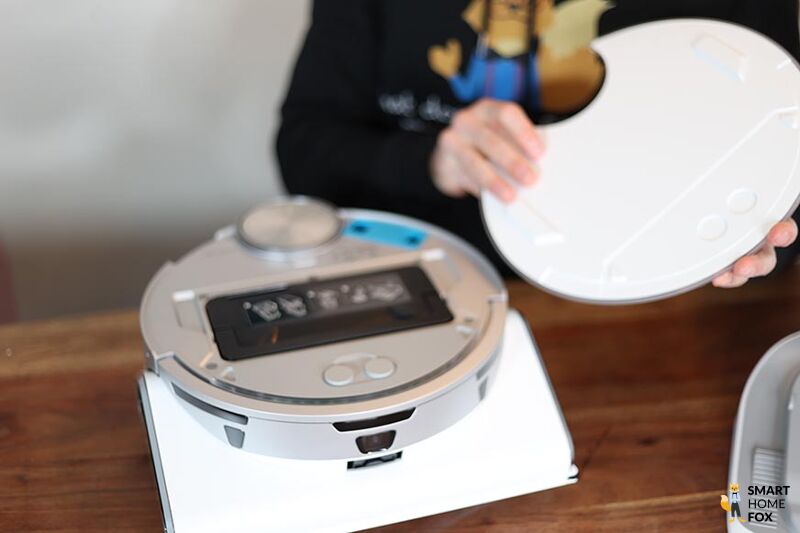 Die mattweiße Klappe des Samsung Jet Bot AI+ wird abgenommen.